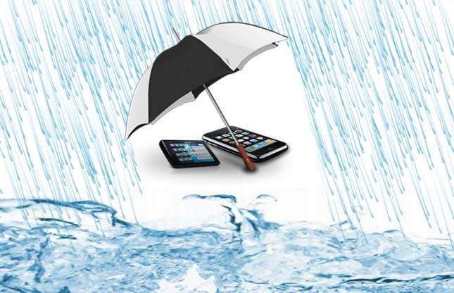 Cell-phone-in-the-rain Talking cell phone in the rain