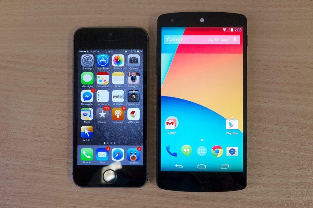 Nexus 5 vs iPhone 5S by Janitors iPhone 5S Vs LG Nexus 5